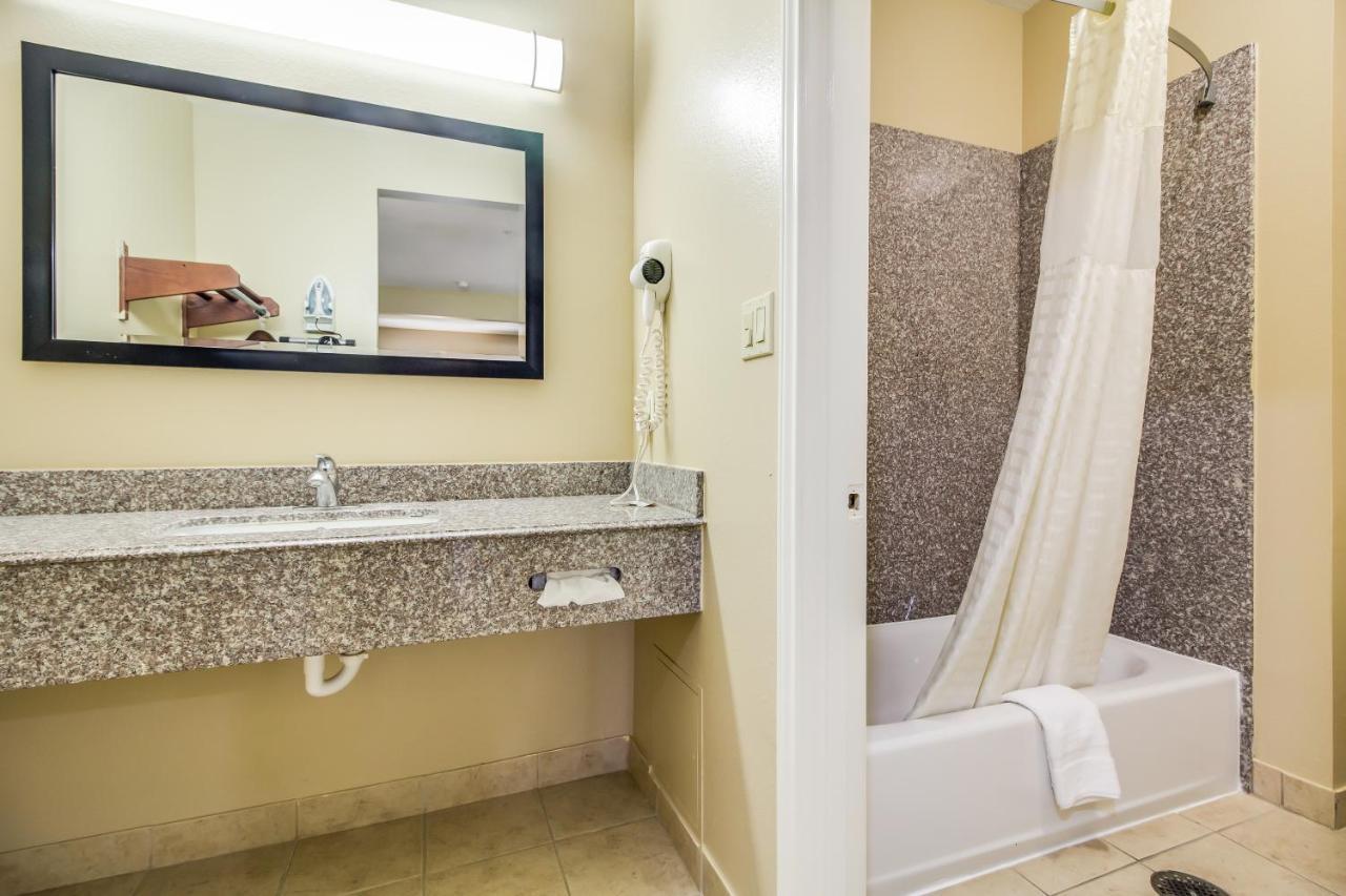 Americas Best Value Inn & Suites Tomball Exterior foto